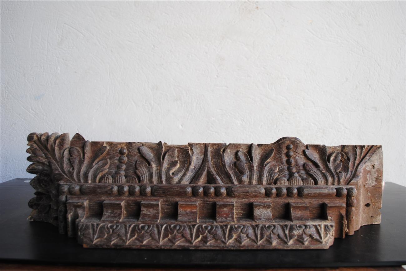 Éléments de bois sculptés en chêne époque XVIIIème