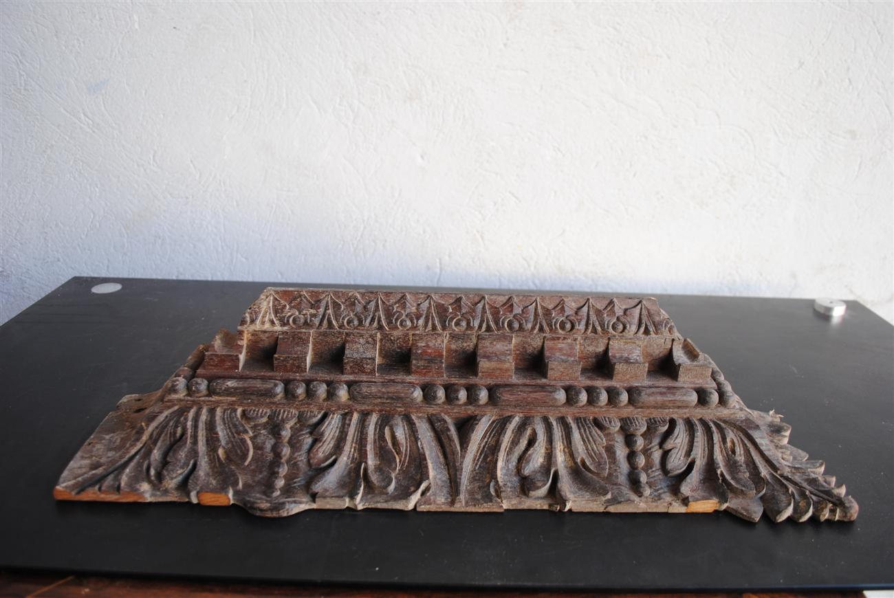 Éléments de bois sculptés en chêne époque XVIIIème