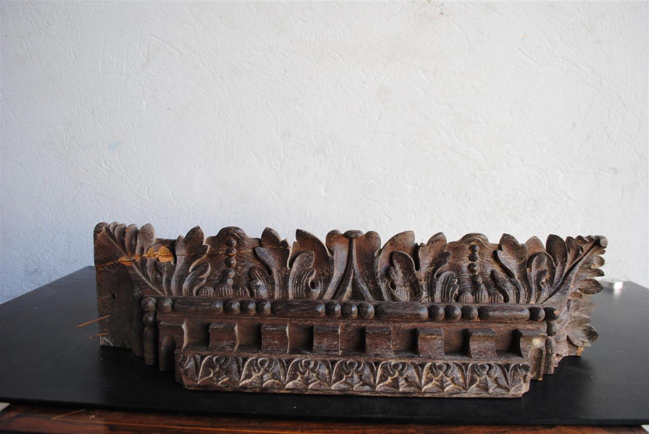 Éléments de bois sculptés en chêne époque XVIIIème