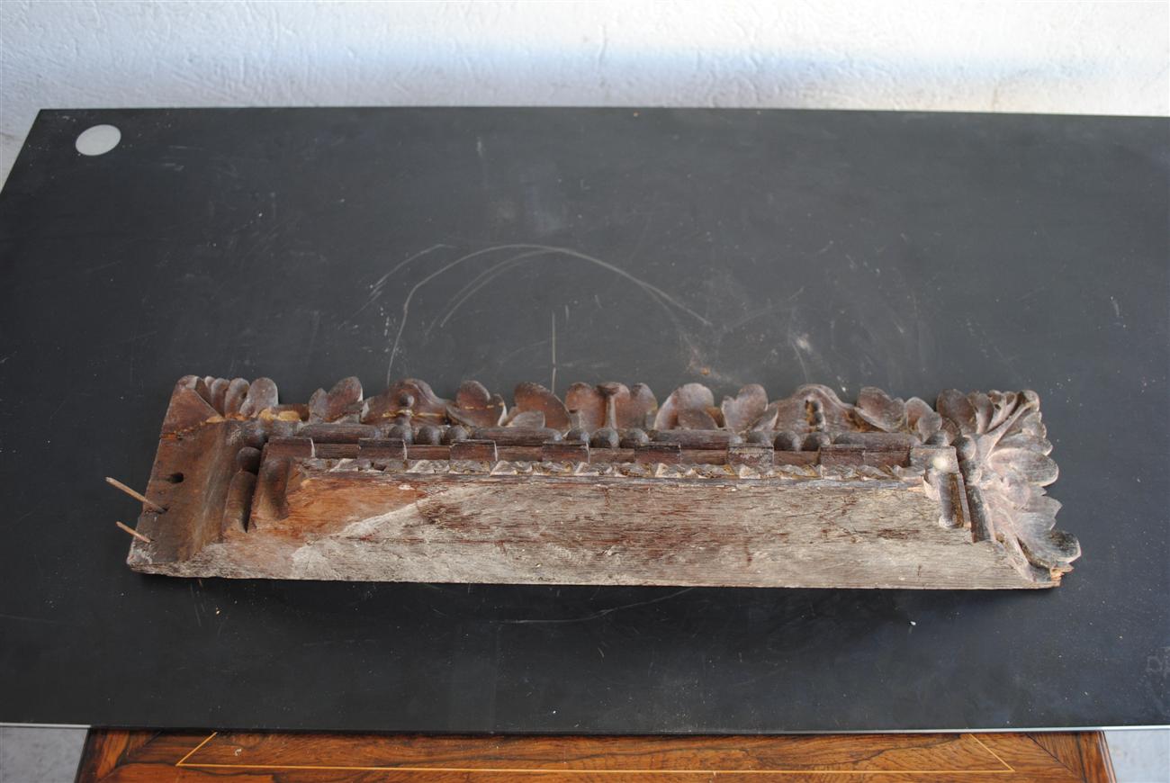 Éléments de bois sculptés en chêne époque XVIIIème