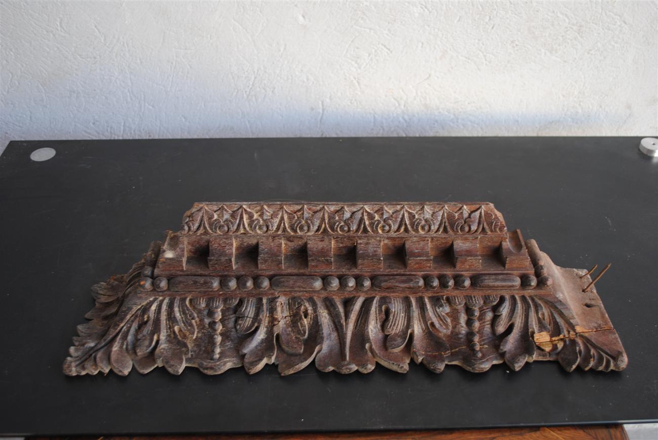 Éléments de bois sculptés en chêne époque XVIIIème