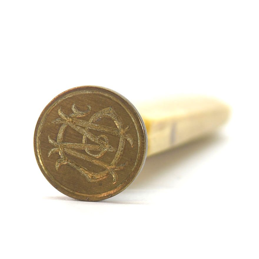 Sceau à cacheter ancien en laque crème marbrée initiales M.G