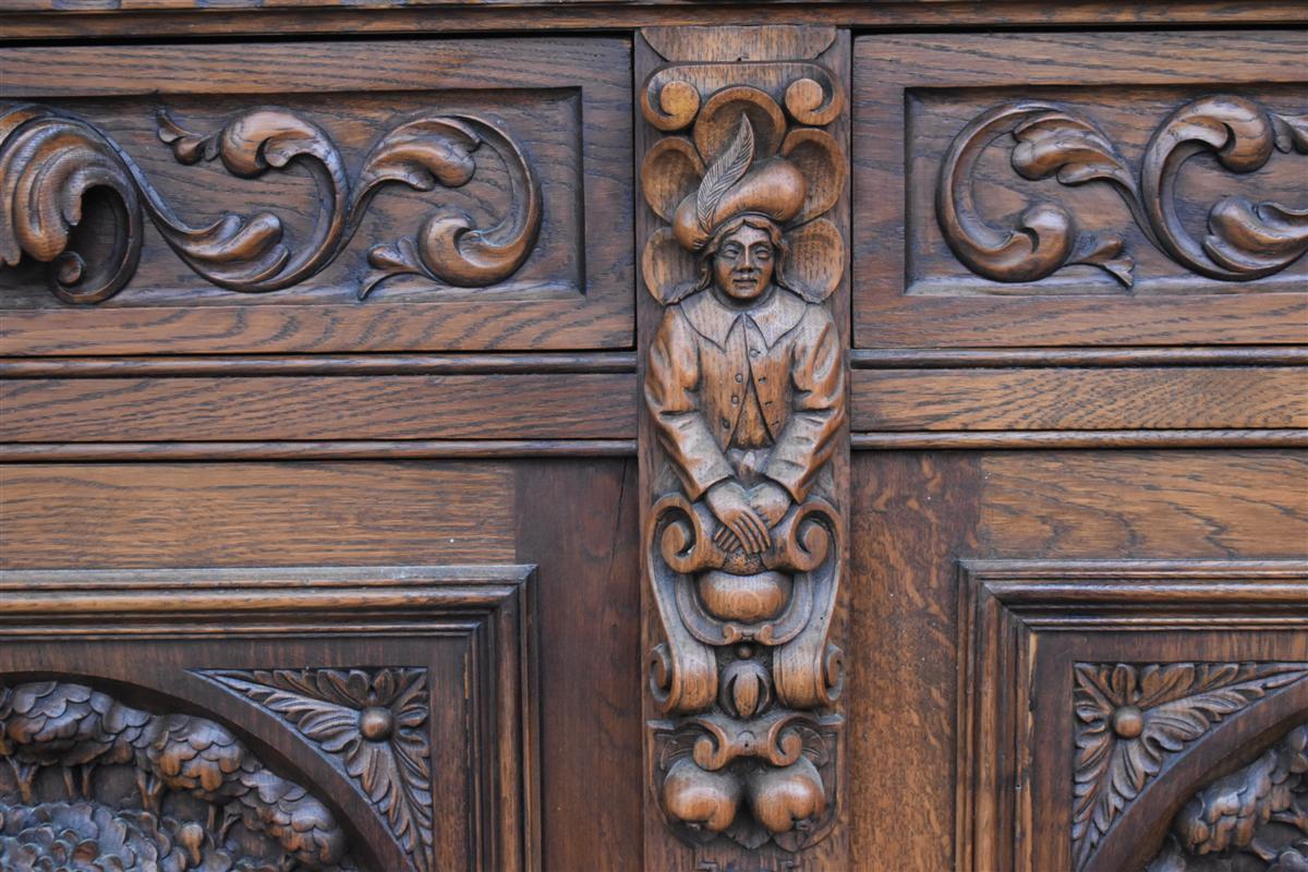 Bahut deux corps richement sculpté style Renaissance
