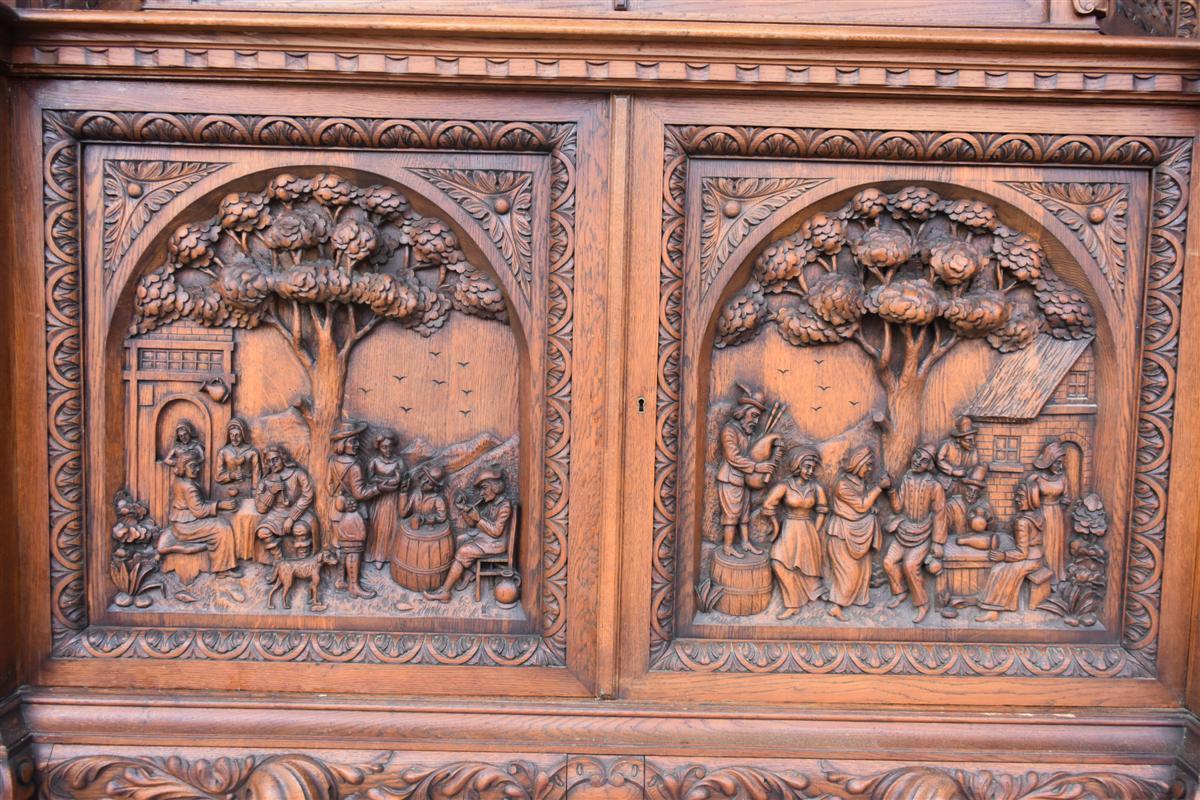 Bahut deux corps richement sculpté style Renaissance