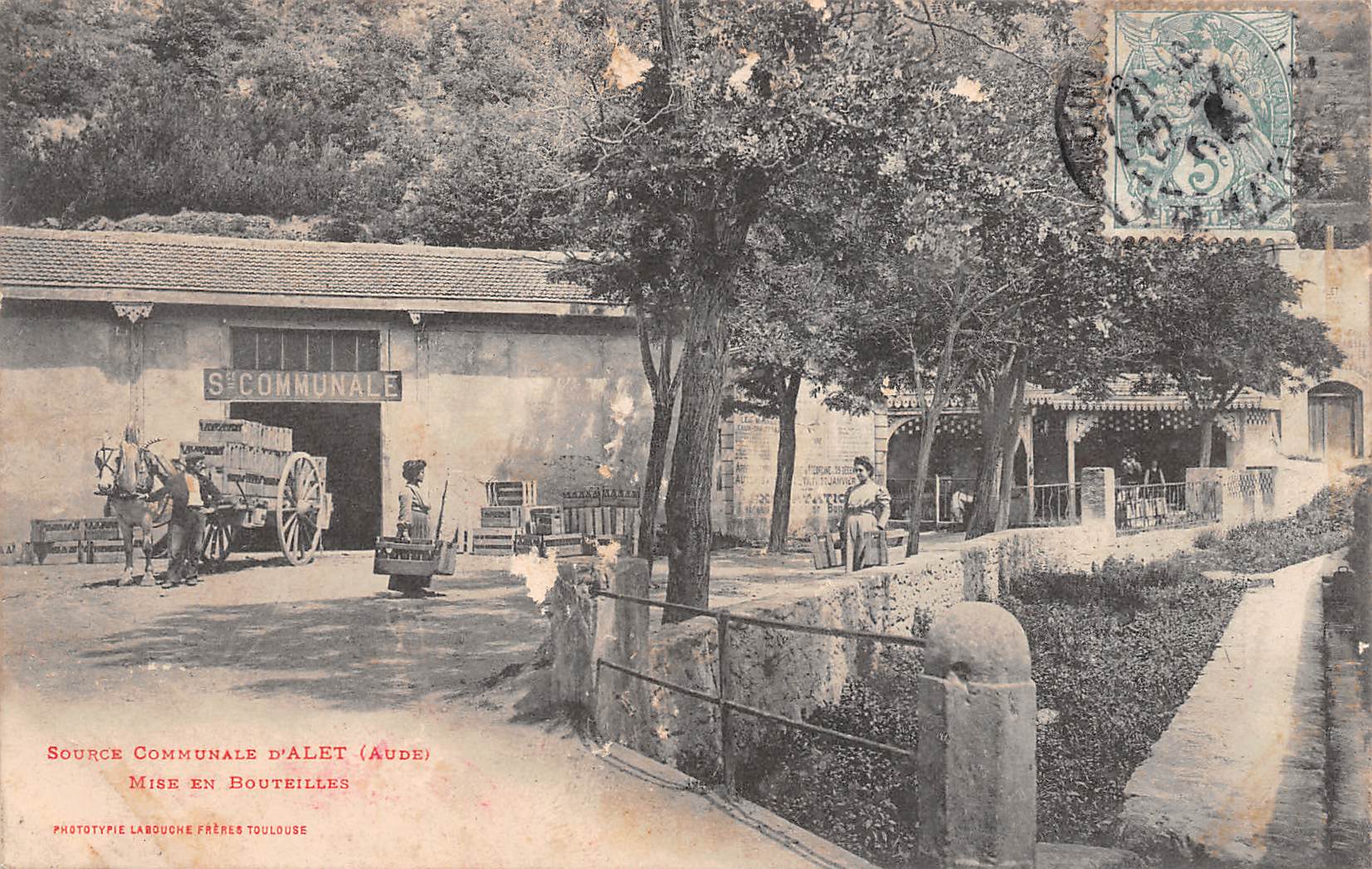 Carte postale ancienne - source communale d'Alet (Aude) mise en bouteille