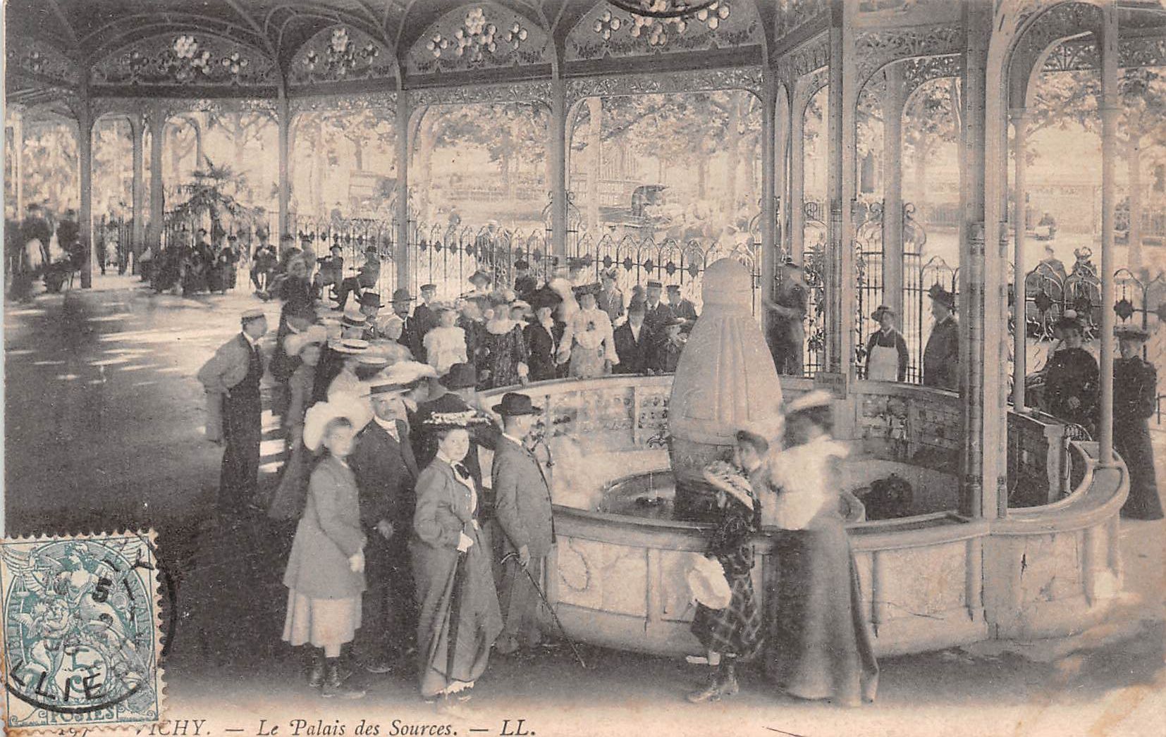 Carte postale ancienne - Vichy, le palais des sources 