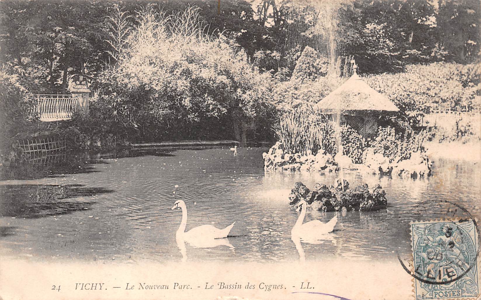 Carte postale ancienne - Vichy, le nouveau parc le bassin des cygnes