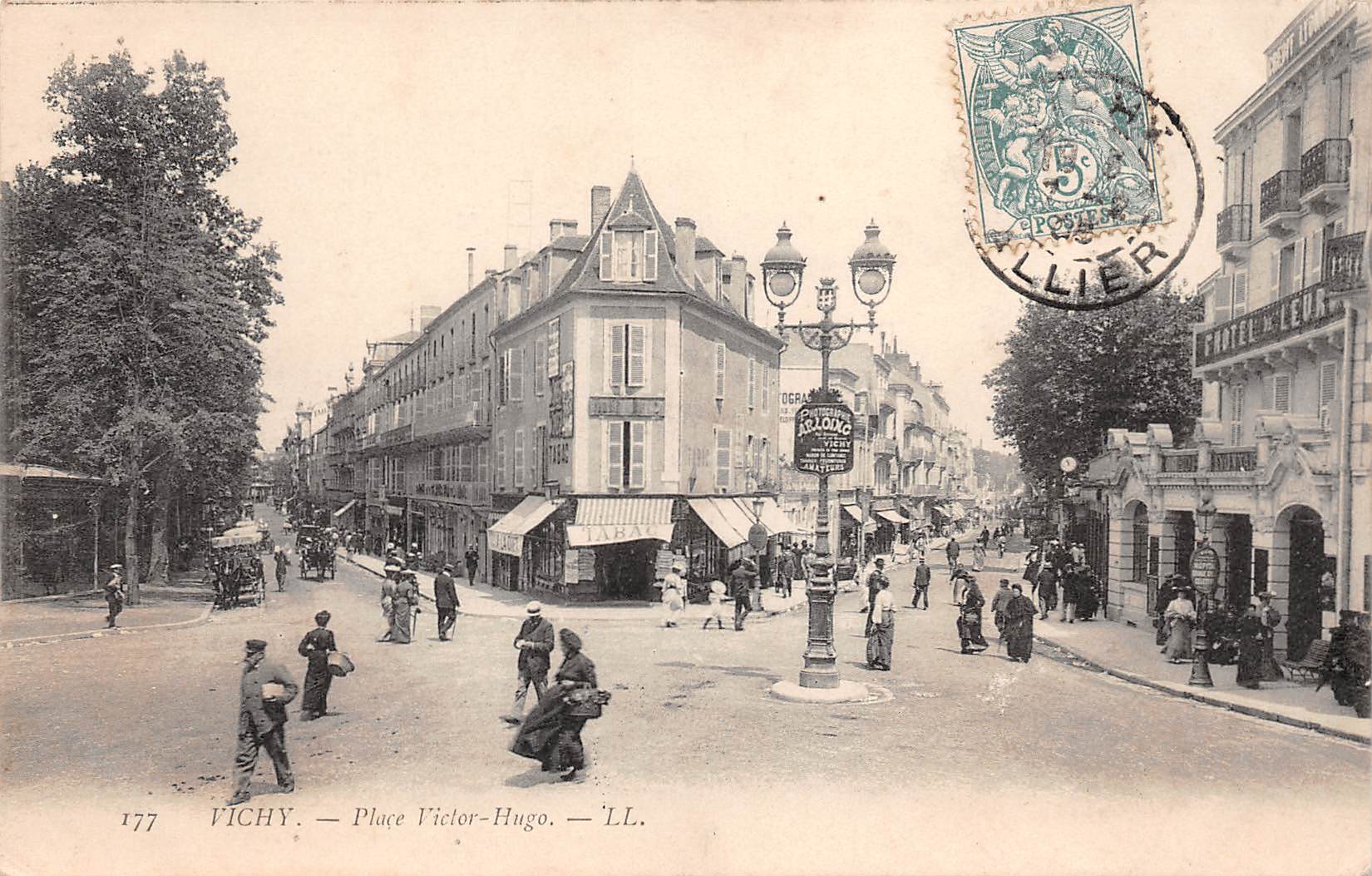 Carte postale ancienne - Vichy, la place Victor Hugo 