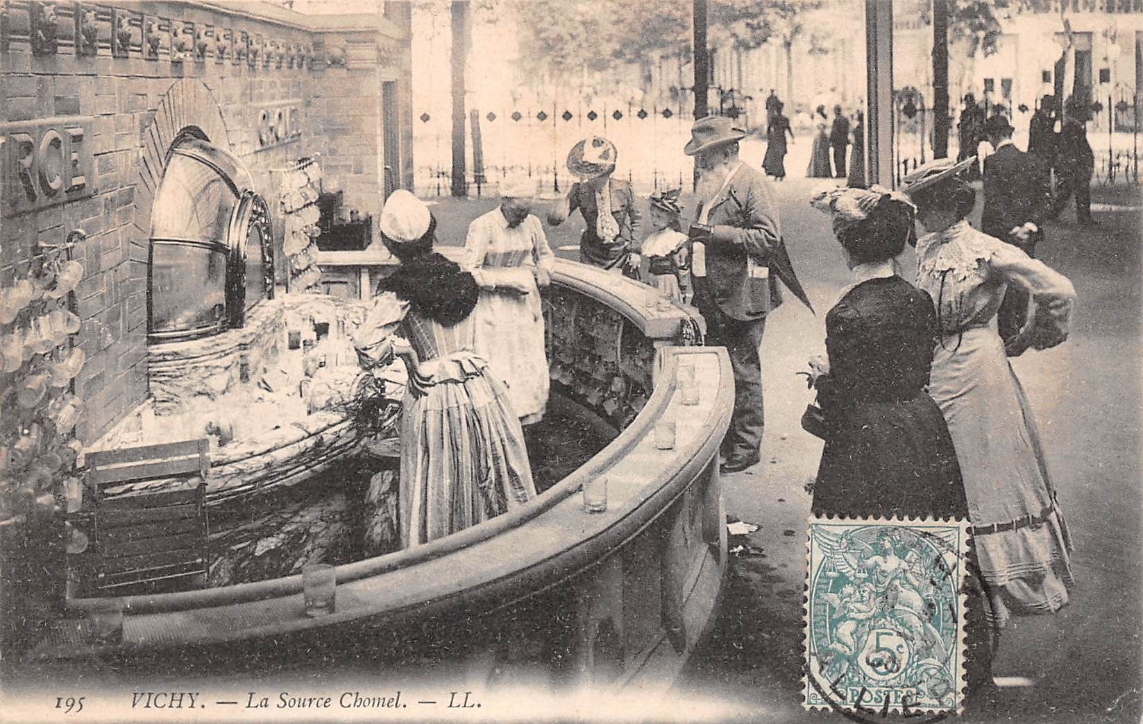 Carte postale ancienne - Vichy, la source Chomel 