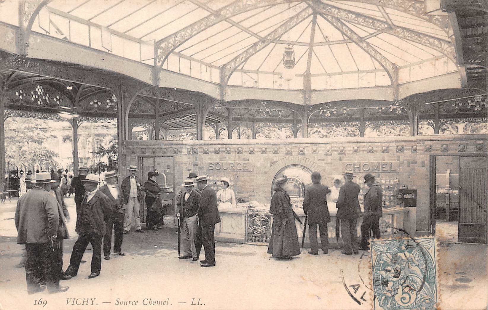 Carte postale ancienne - Vichy, la source Chomel 
