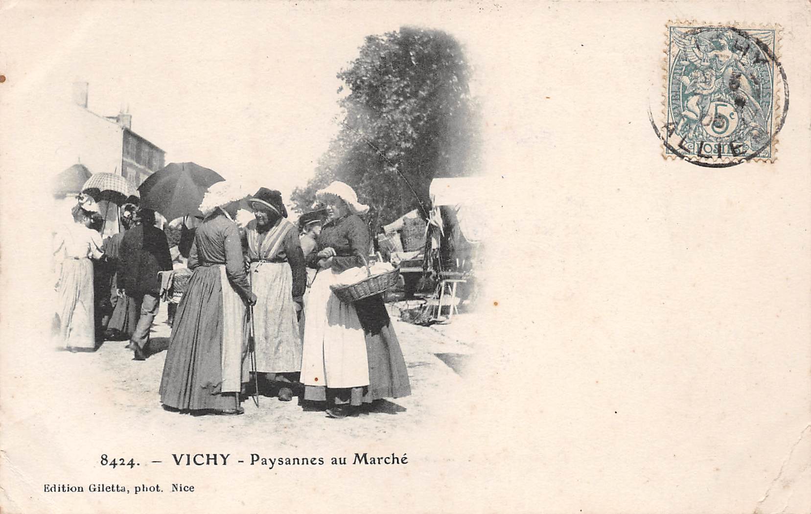 Carte postale ancienne - Vichy, les paysannes au marché