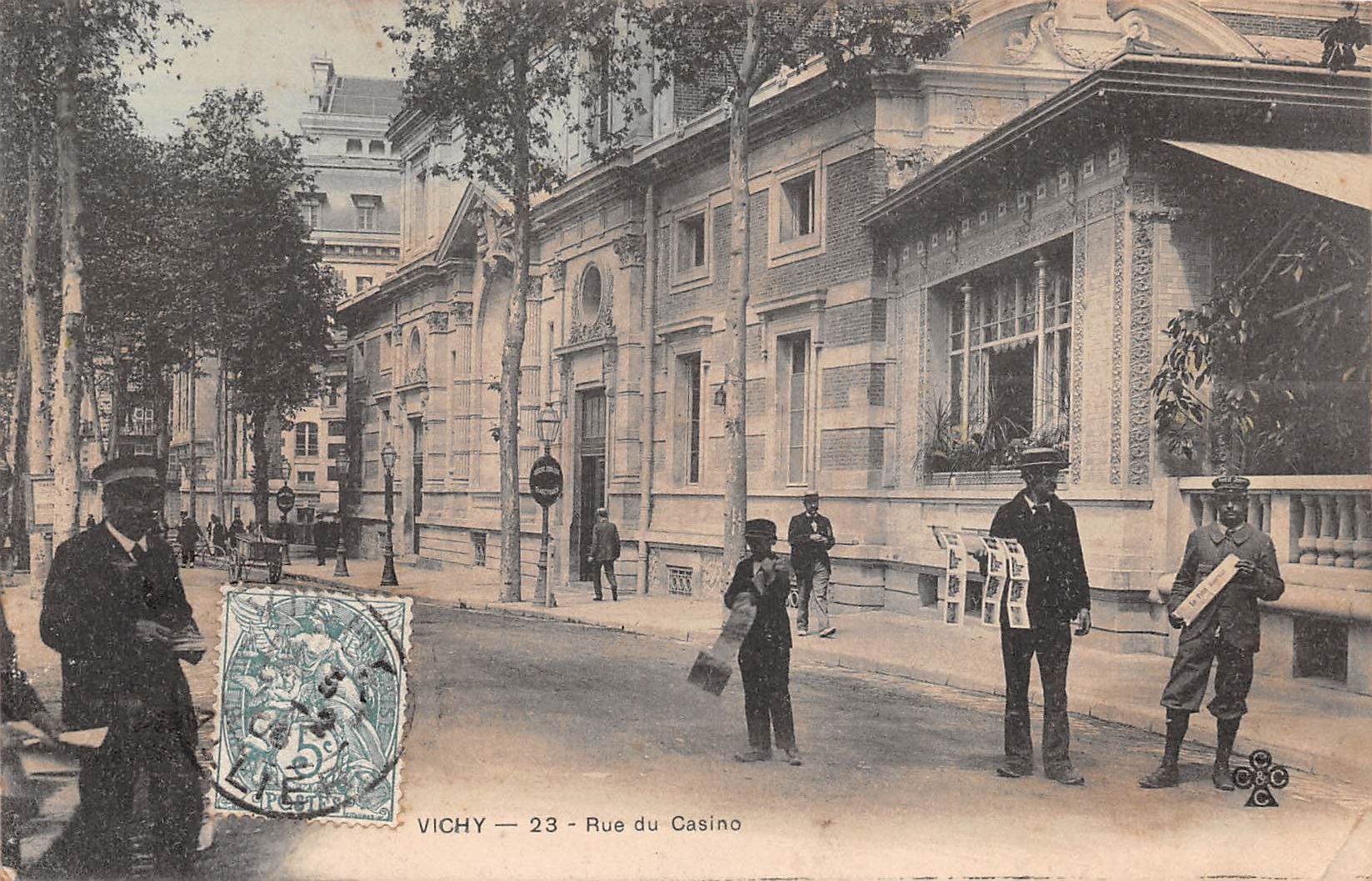 Carte postale ancienne - Vichy, la rue du casino