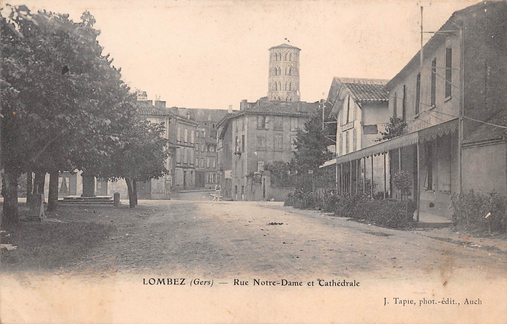 Carte postale ancienne - Lombez (Gers) Rue Notre Dame et Cathédrale