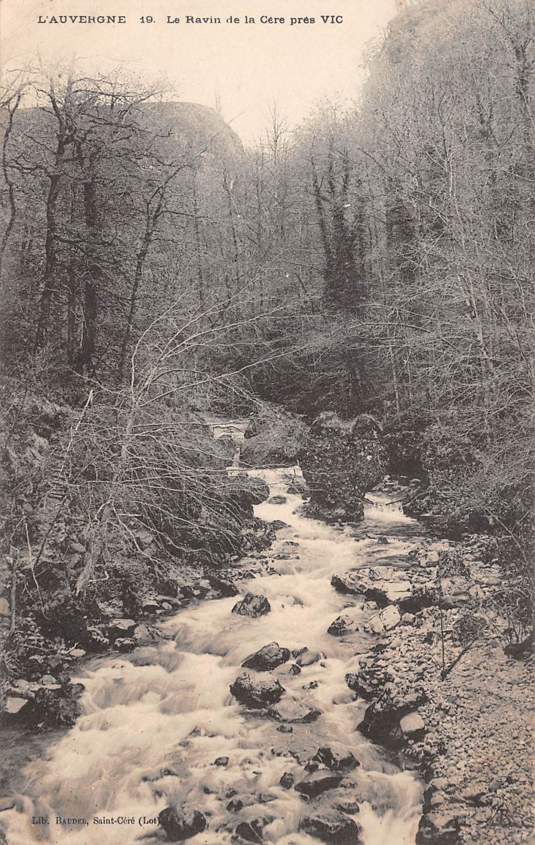 Carte postale ancienne - L'Auvergne, le ravin de la Cère près de Vic