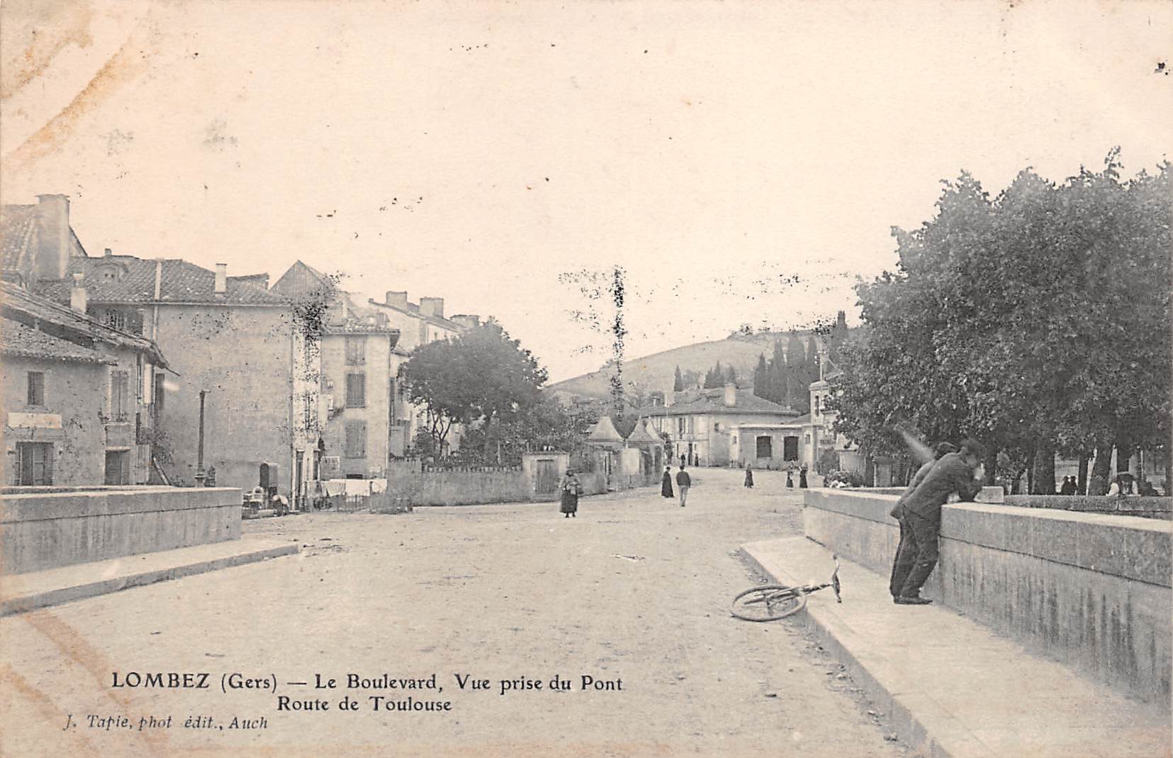 Carte postale ancienne - Lombez, le boulevard, vue prise du Pont
