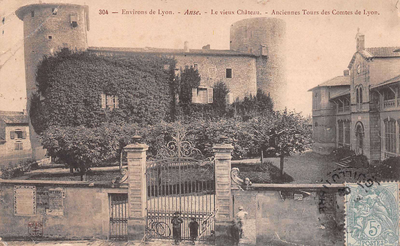 Carte postale ancienne - Environs de Lyon, le vieux château 