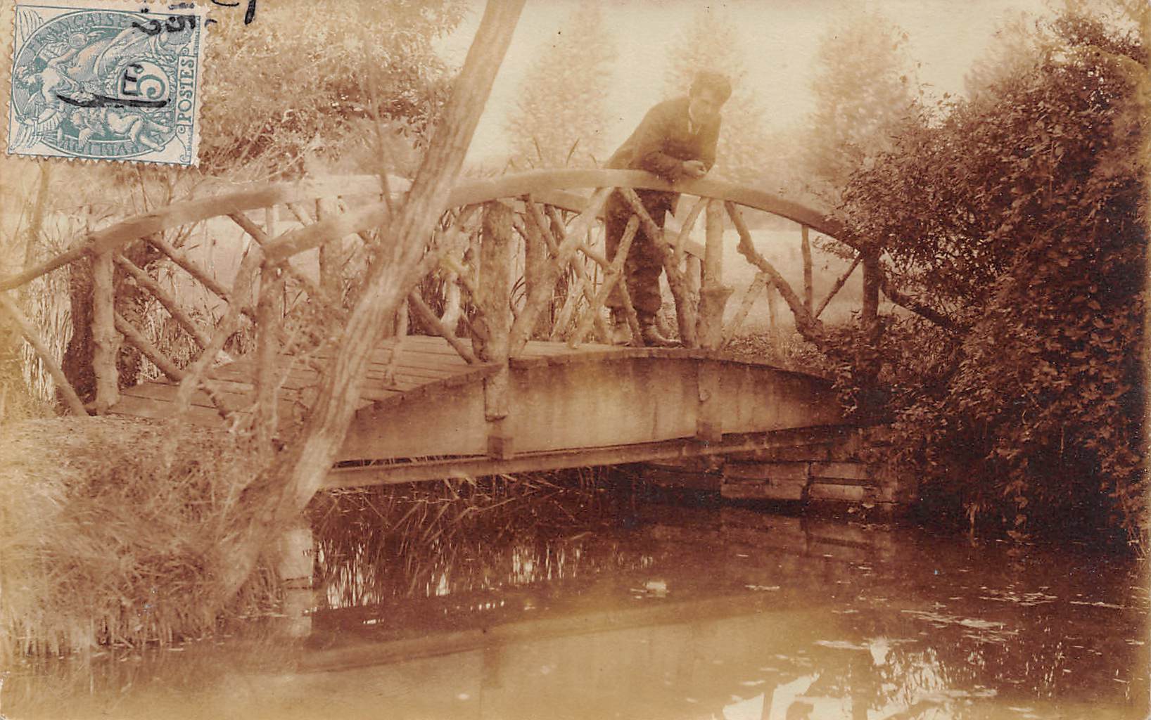 Carte postale ancienne - Homme au petit pont de bois (31)