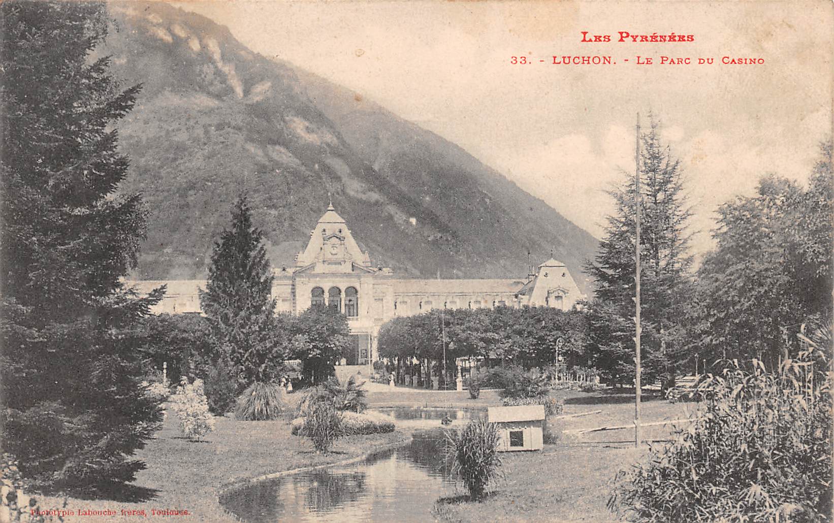 Carte postale ancienne - Luchon, le parc du Casino 