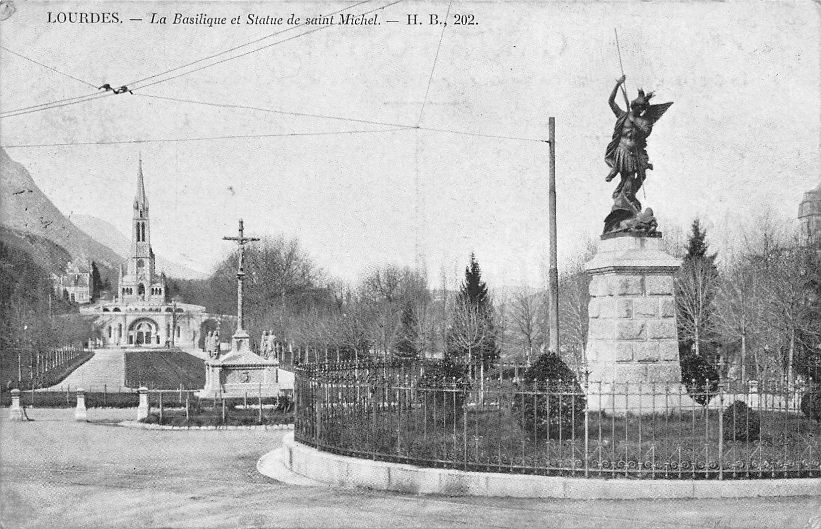 Carte postale ancienne - Lourdes, la basilique 