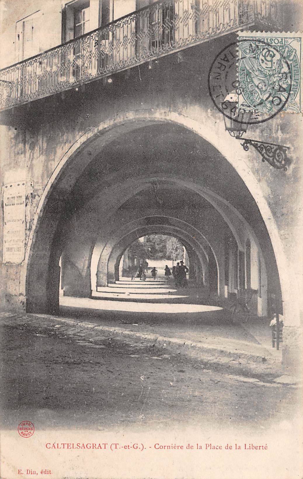 Carte postale ancienne - Castelsagrat, la cornière de la place de la liberté