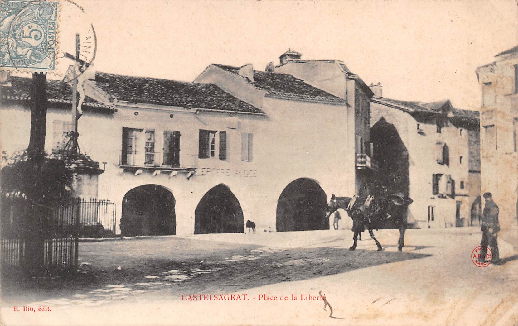 Carte postale ancienne - Castelsagrat, la place de la liberté