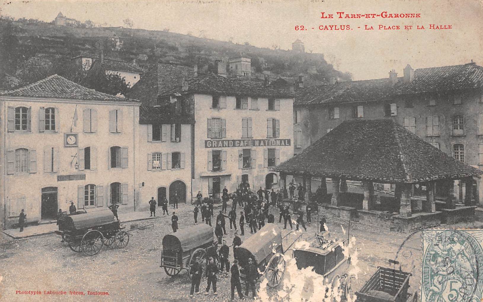 Carte postale ancienne - Caylus, la place et la Halle