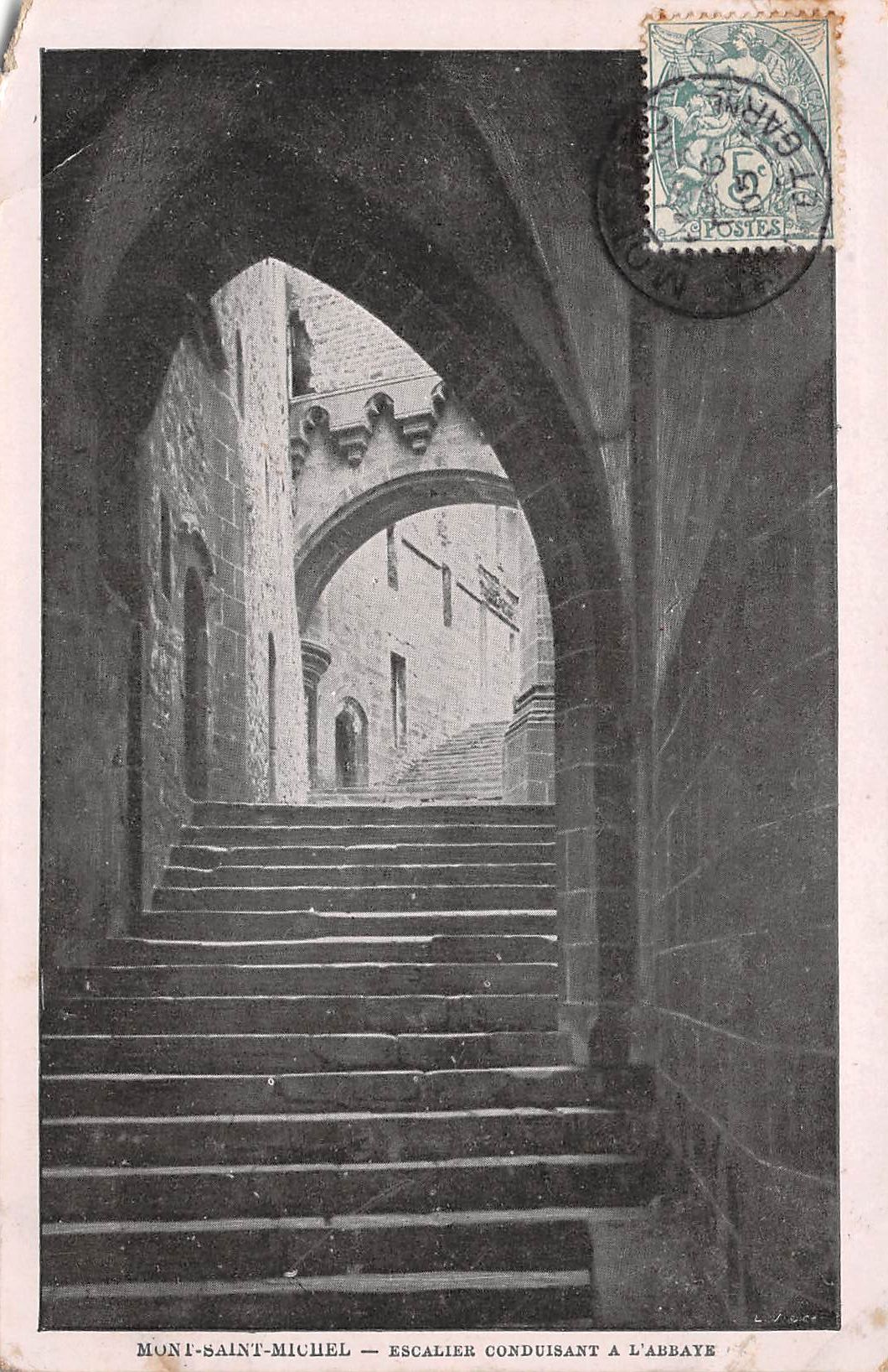 Carte postale ancienne - le Mont Saint Michel, escalier de l'abbaye