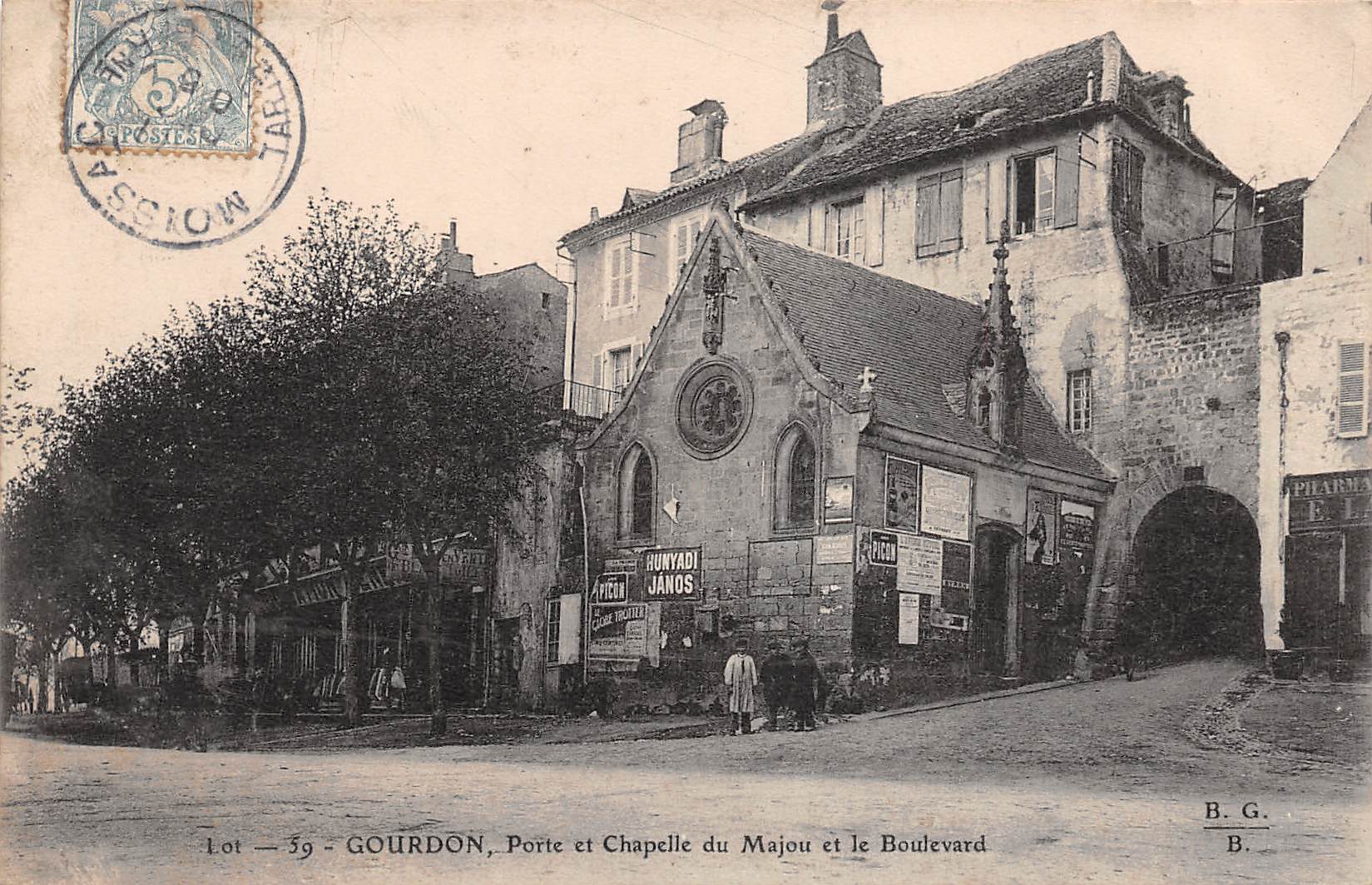 Carte postale ancienne - Gourdon, porte et chapelle du Majou et le Boulevard