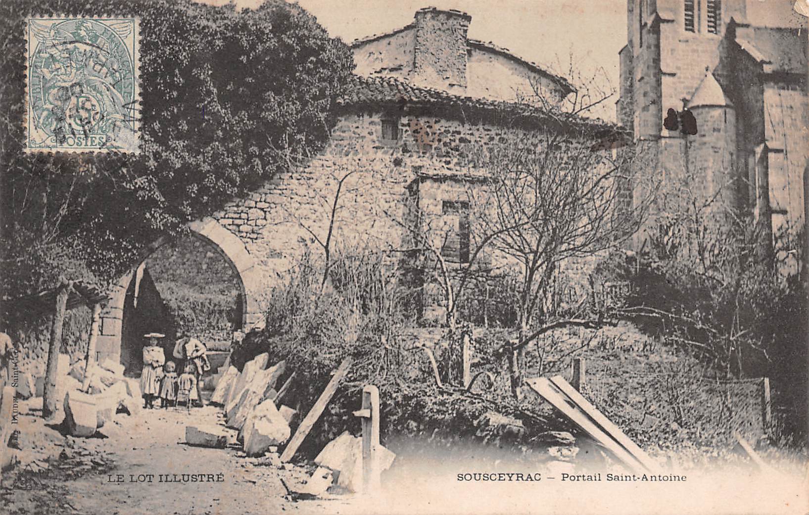 Carte postale ancienne - Sousceyrac, le portail Saint Antoine (Le lot) 
