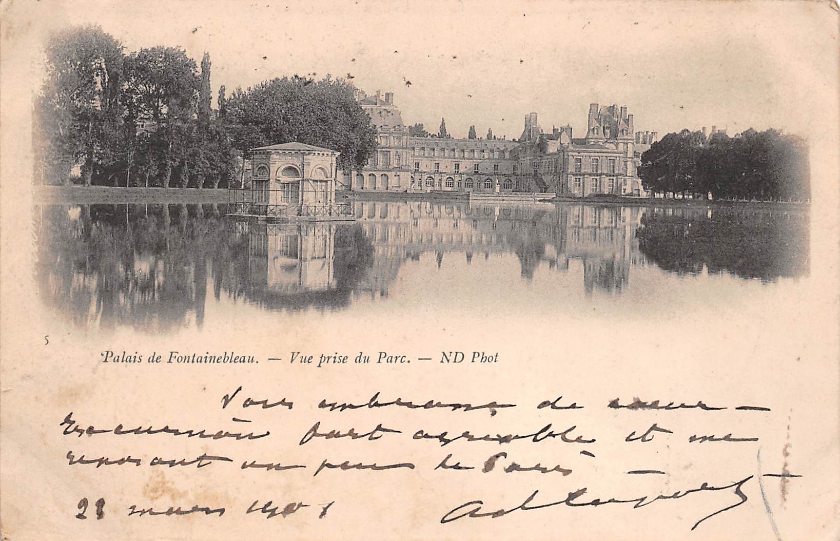 Carte postale ancienne - Fontainebleau, le palais, vue prise du parc