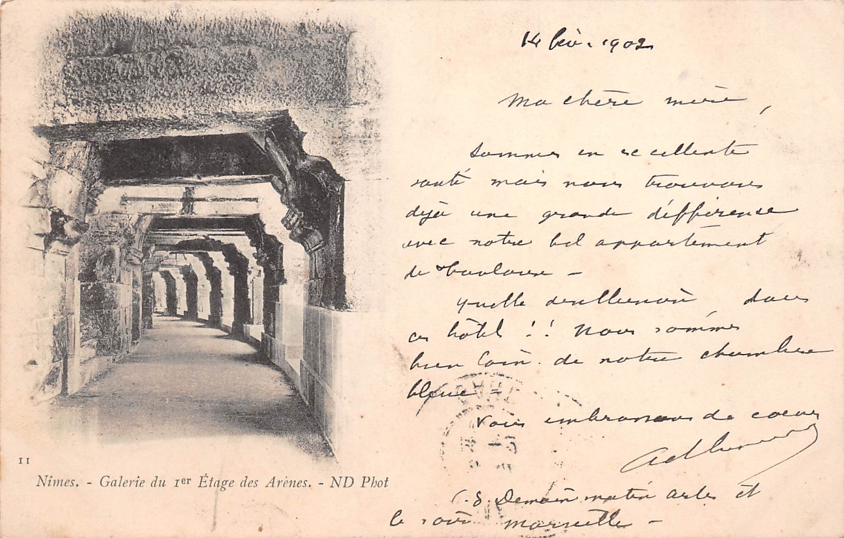 Carte postale ancienne - Nîmes, galerie du 1er étage des arènes