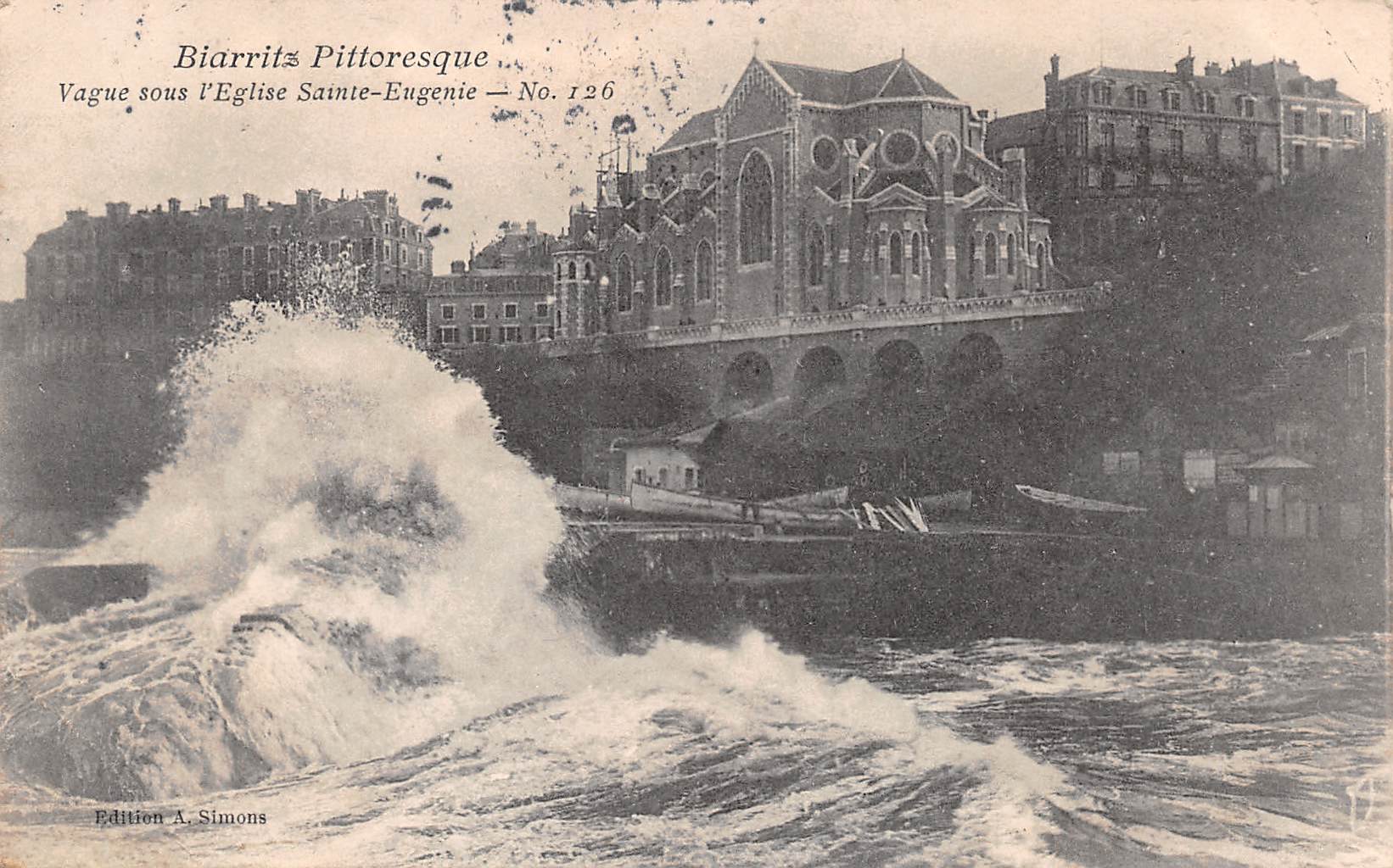 Carte postale ancienne - Biarritz, vague sous l'église Sainte Eugénie