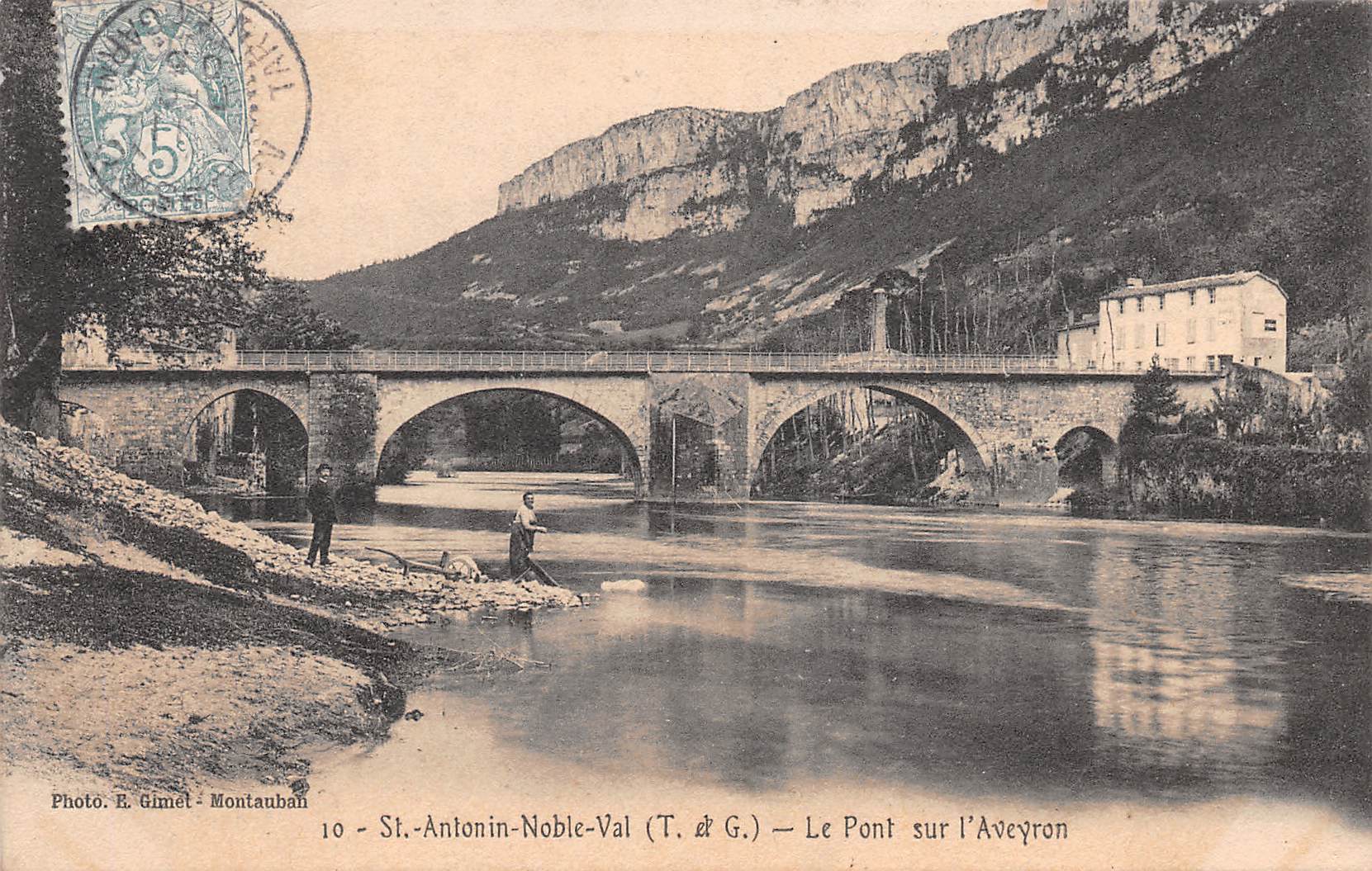 Carte postale ancienne - Saint Antonin Noble Val, le mont sur l'Aveyron