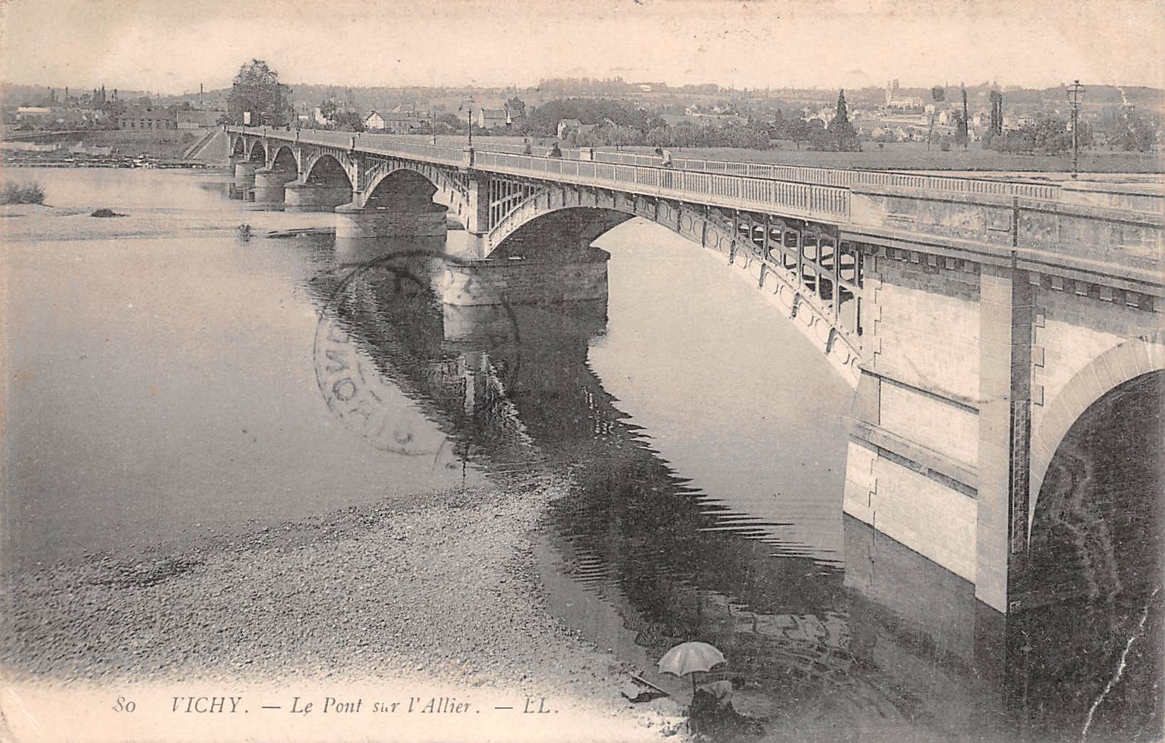 Carte postale ancienne - Vichy, le pont sur l'Allier