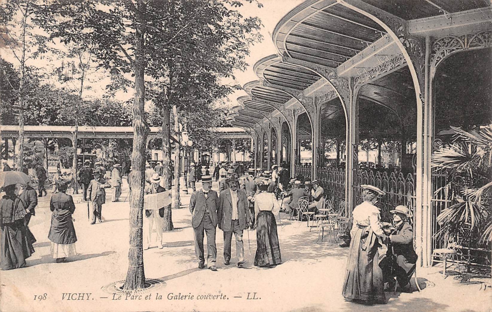 Carte postale ancienne - Vichy, le parc et la galerie couverte