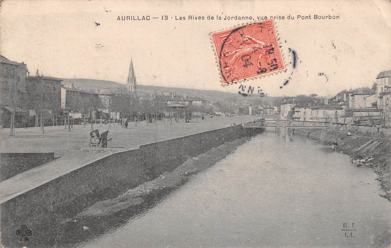 Carte postale ancienne - Aurillac, les rives de la Jordanne vue du pont Bourbon