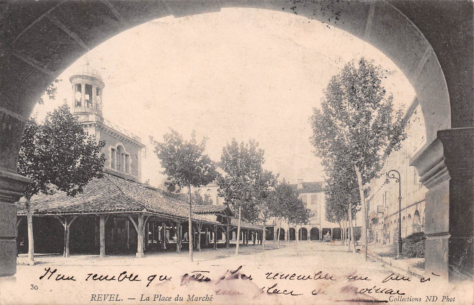 Carte postale ancienne - Revel, la place du marché