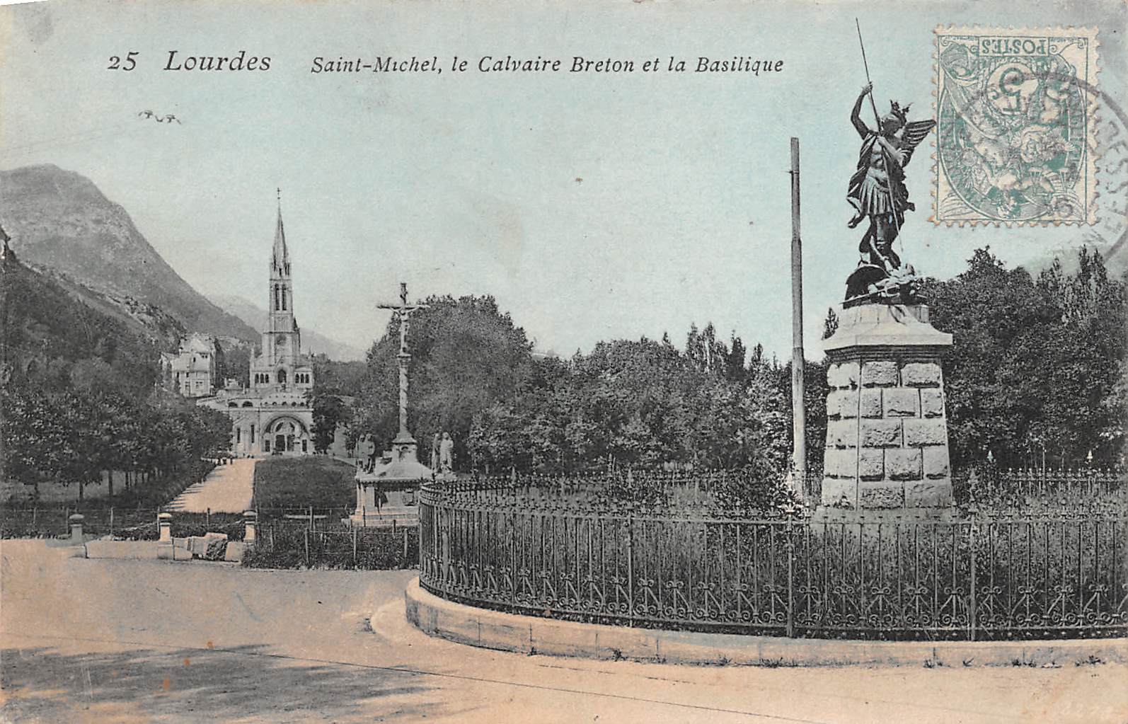 Carte postale ancienne - Lourdes, Saint-Michel, le calvaire breton et la basilique