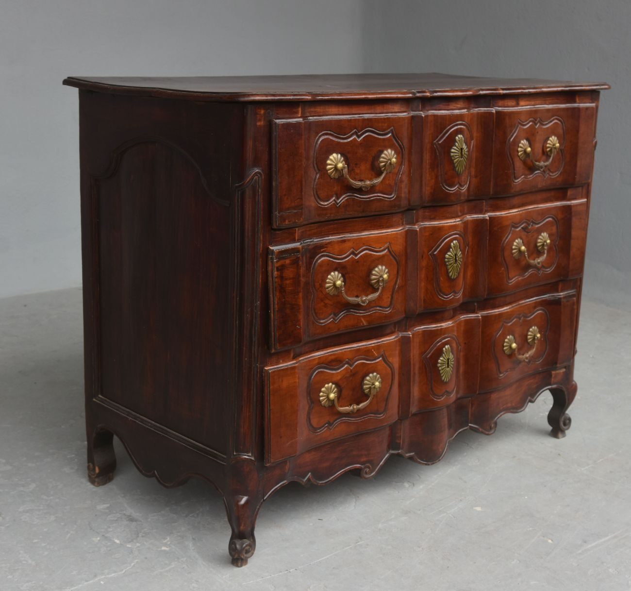 Commode arbalète galbée noyer époque XVIIIème
