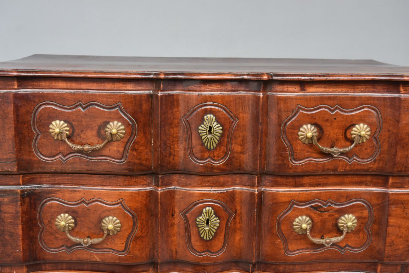 Commode arbalète galbée noyer époque XVIIIème