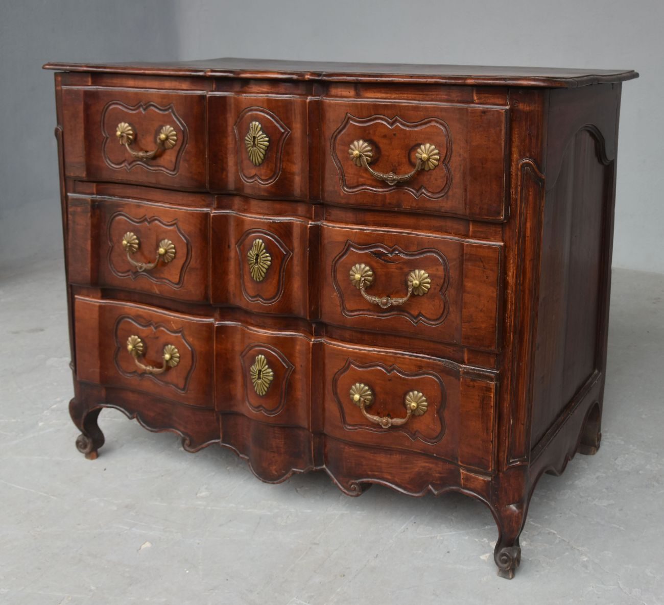Commode arbalète galbée noyer époque XVIIIème