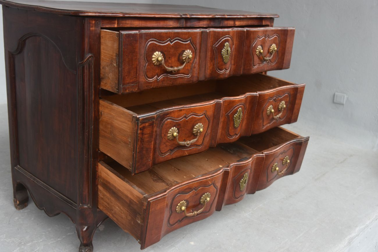 Commode arbalète galbée noyer époque XVIIIème