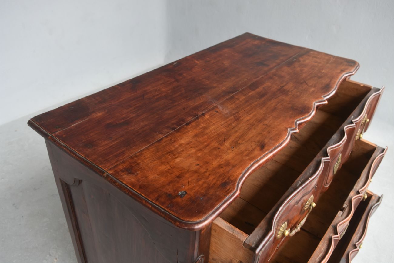 Commode arbalète galbée noyer époque XVIIIème