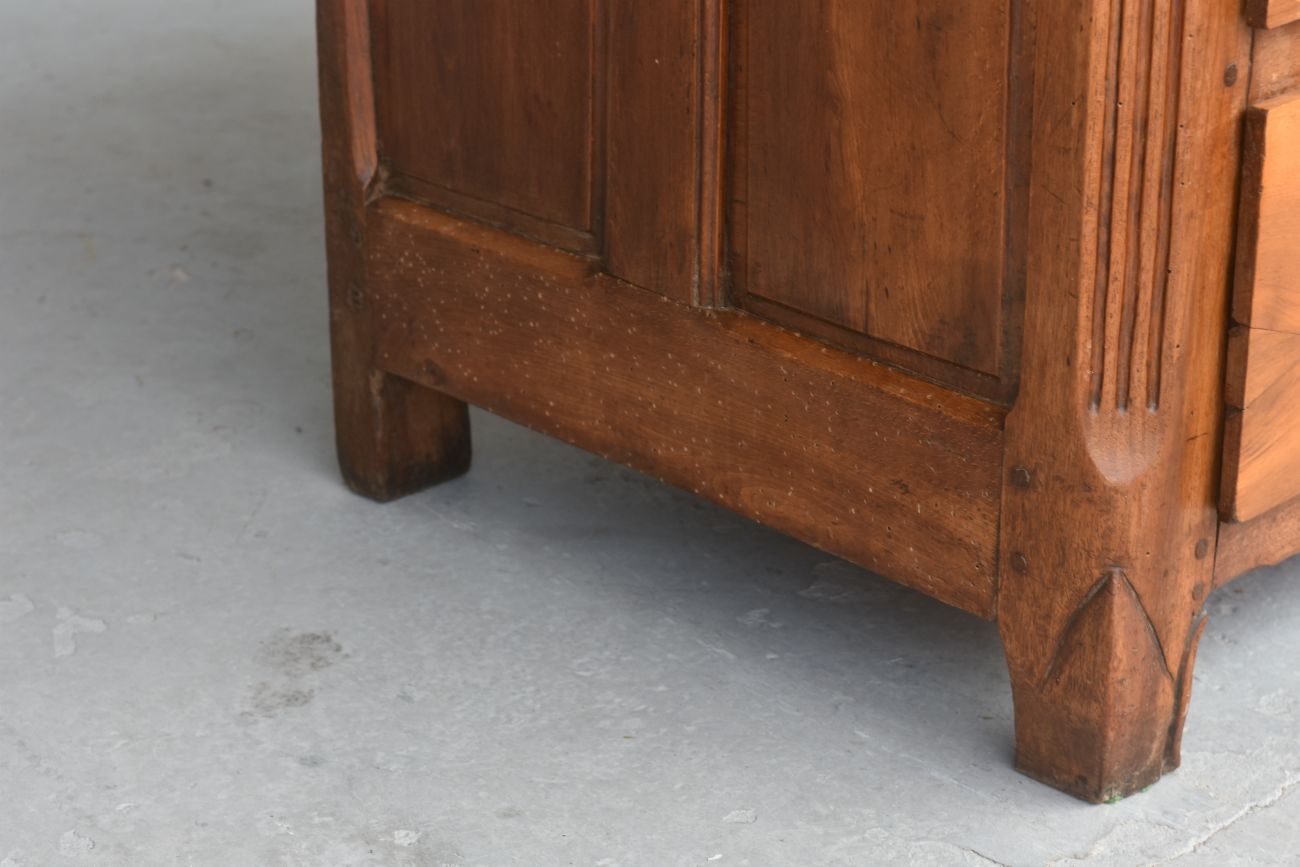 Commode rustique en noyer d'époque XVIIIème
