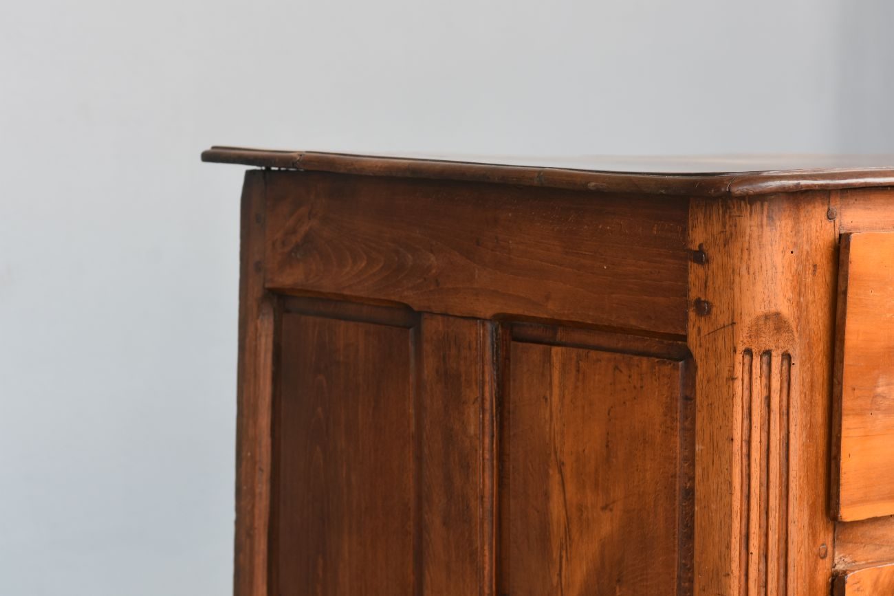 Commode rustique en noyer d'époque XVIIIème