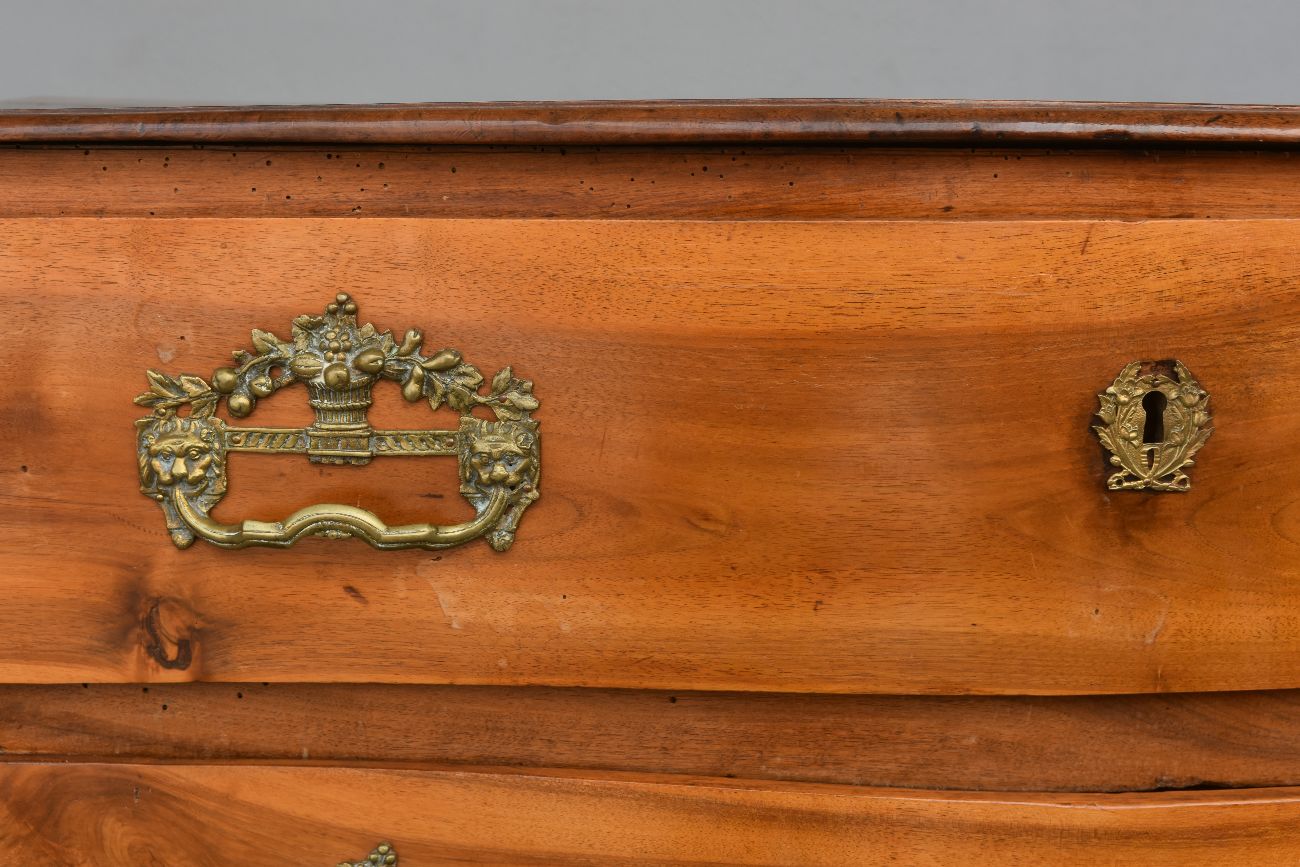 Commode rustique en noyer d'époque XVIIIème