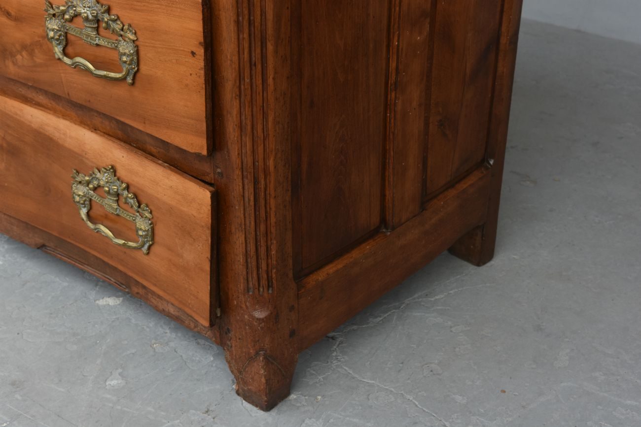 Commode rustique en noyer d'époque XVIIIème