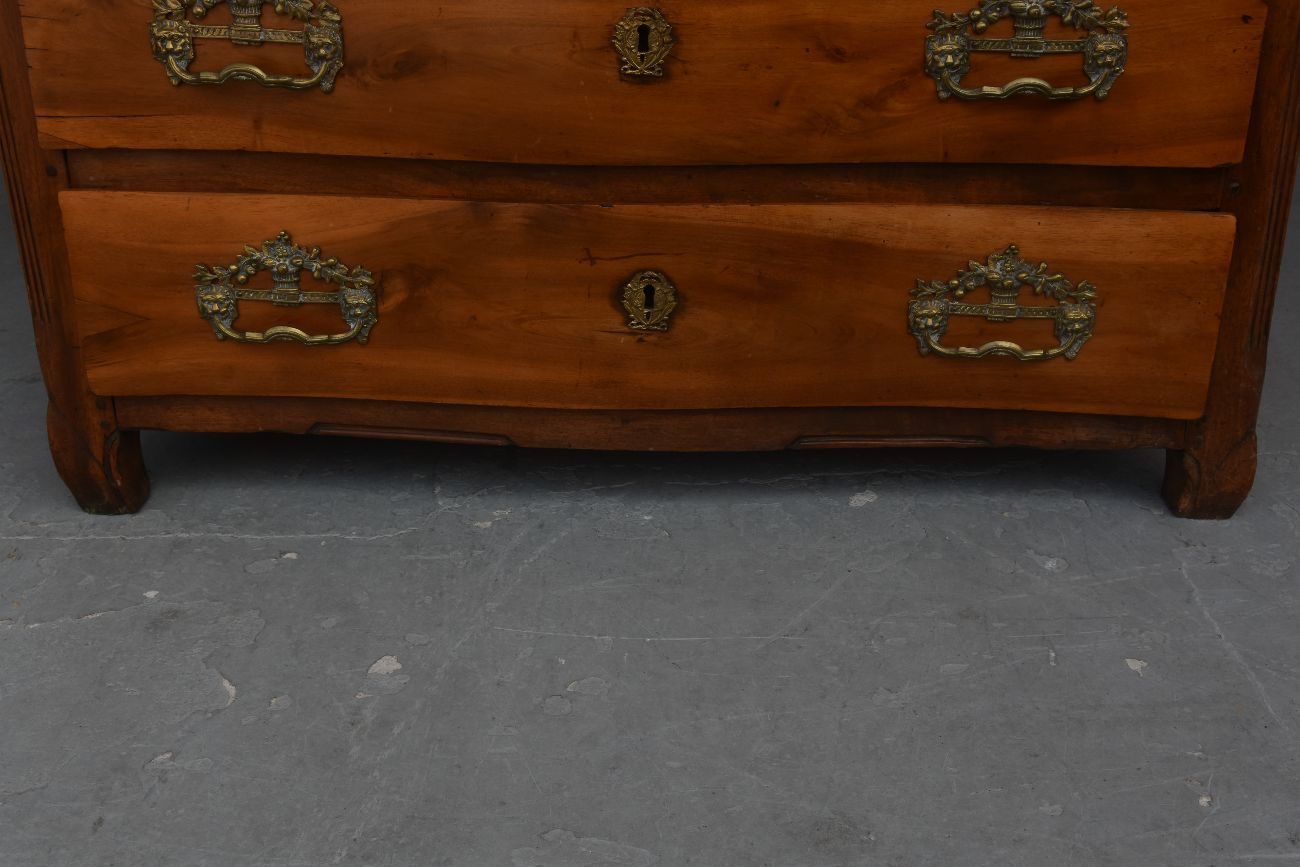 Commode rustique en noyer d'époque XVIIIème