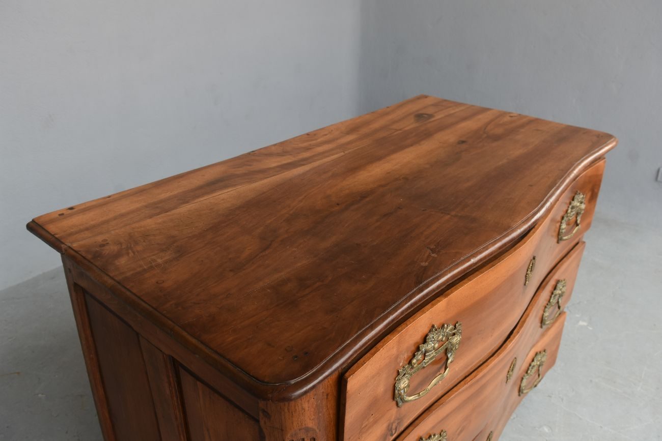 Commode rustique en noyer d'époque XVIIIème
