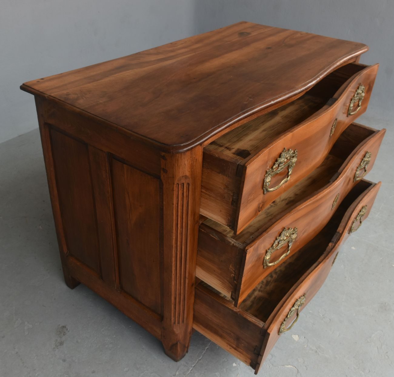Commode rustique en noyer d'époque XVIIIème